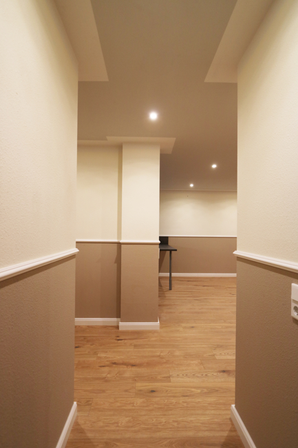 Flur m. Blick ins Wohnzimmer