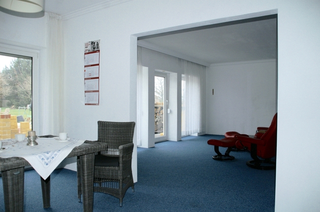 Blick vom Essbereich ins Wohnzimmer