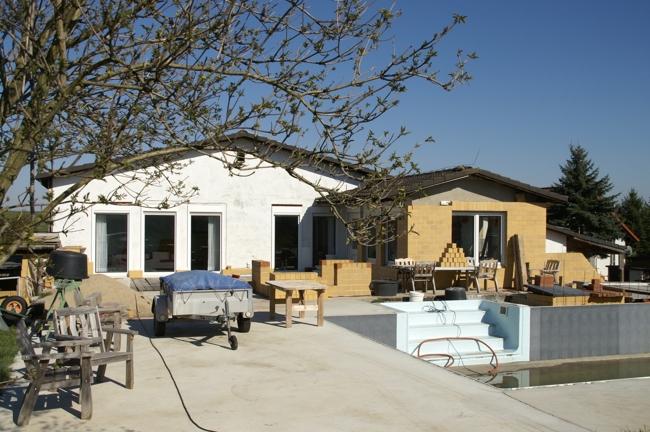 Hausansicht mit Poolblick
